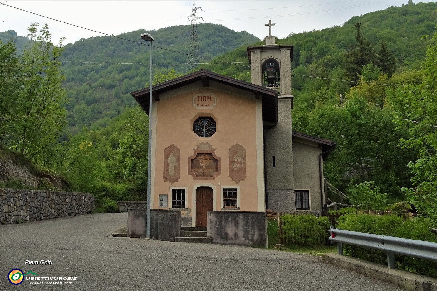 89 Chiesetta di S. Eurosia al Tiglio (725 m).JPG